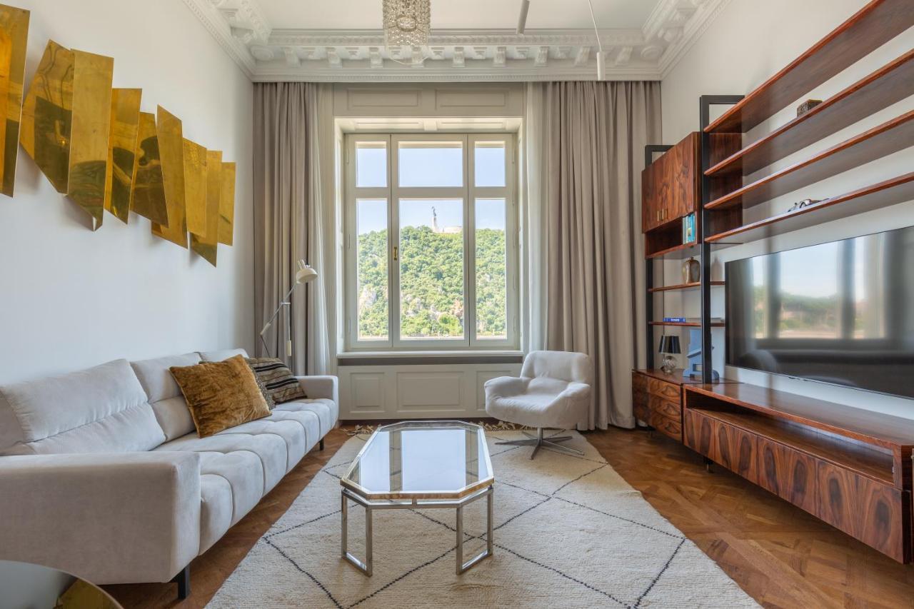 Apartment Designer Dream With Stunning View *